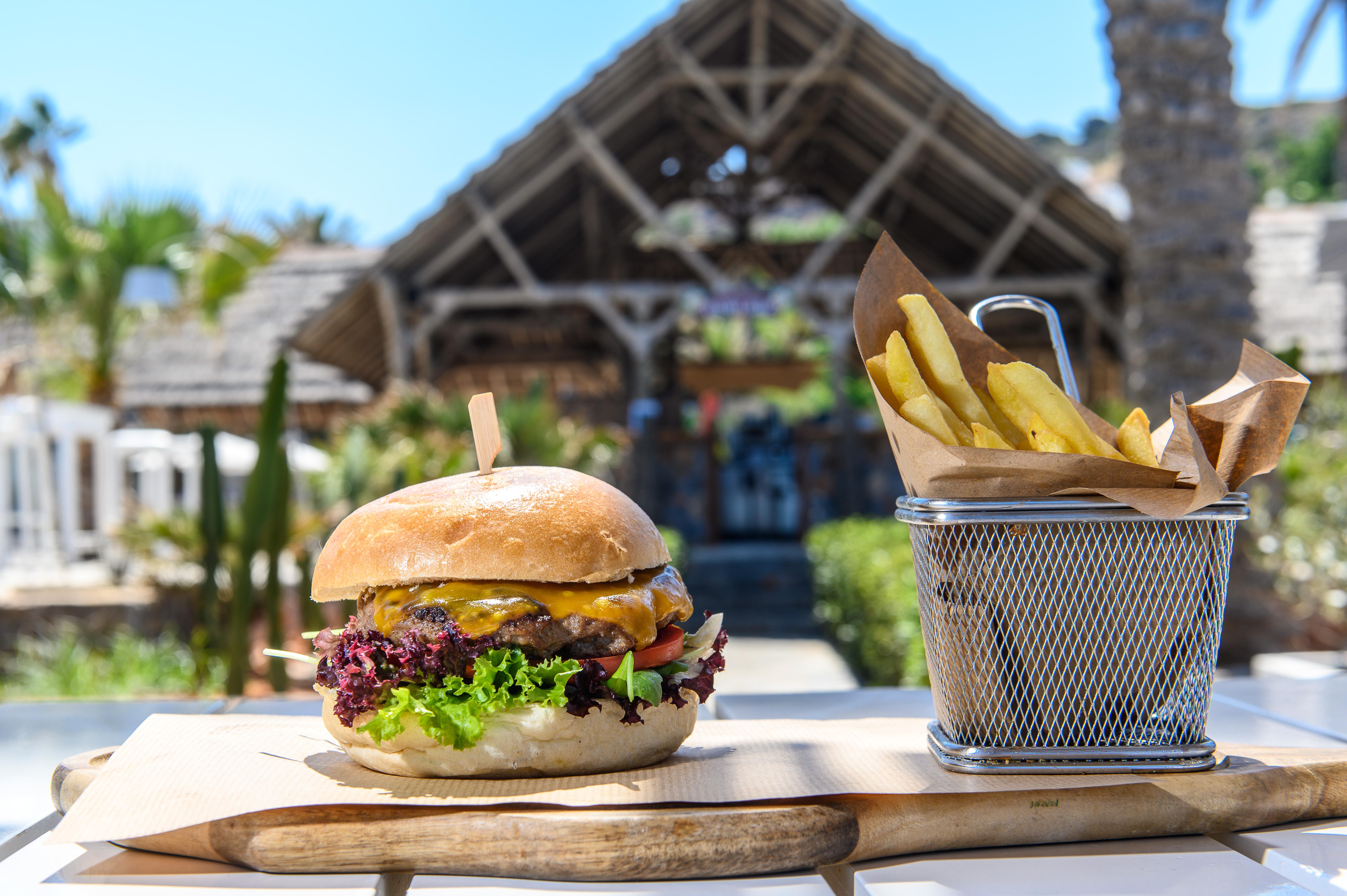 Minos Imperial Luxury Beach Resort & Spa Milatos Dış mekan fotoğraf A cheeseburger and chips