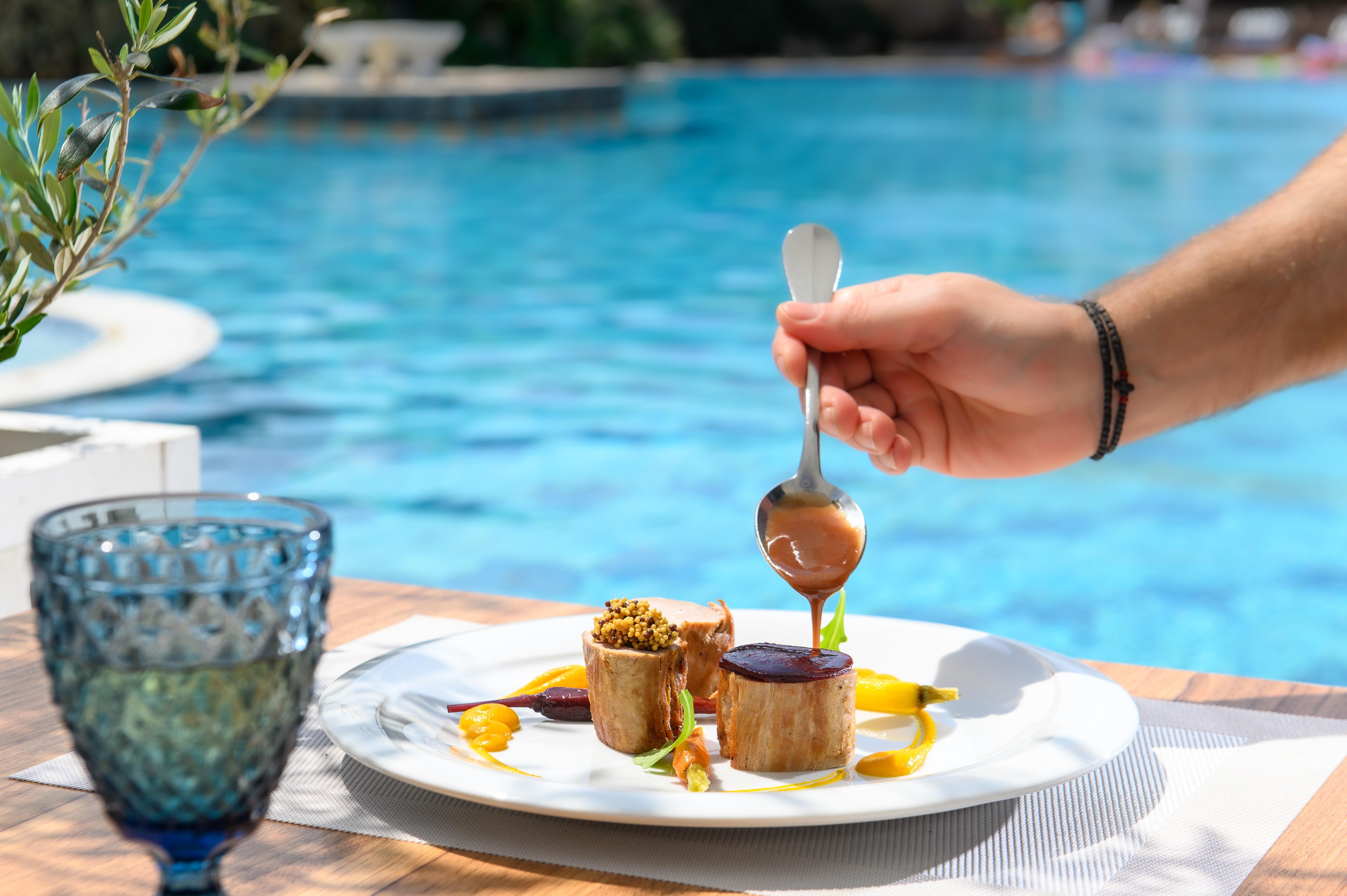 Minos Imperial Luxury Beach Resort & Spa Milatos Dış mekan fotoğraf A hand holding a spoon