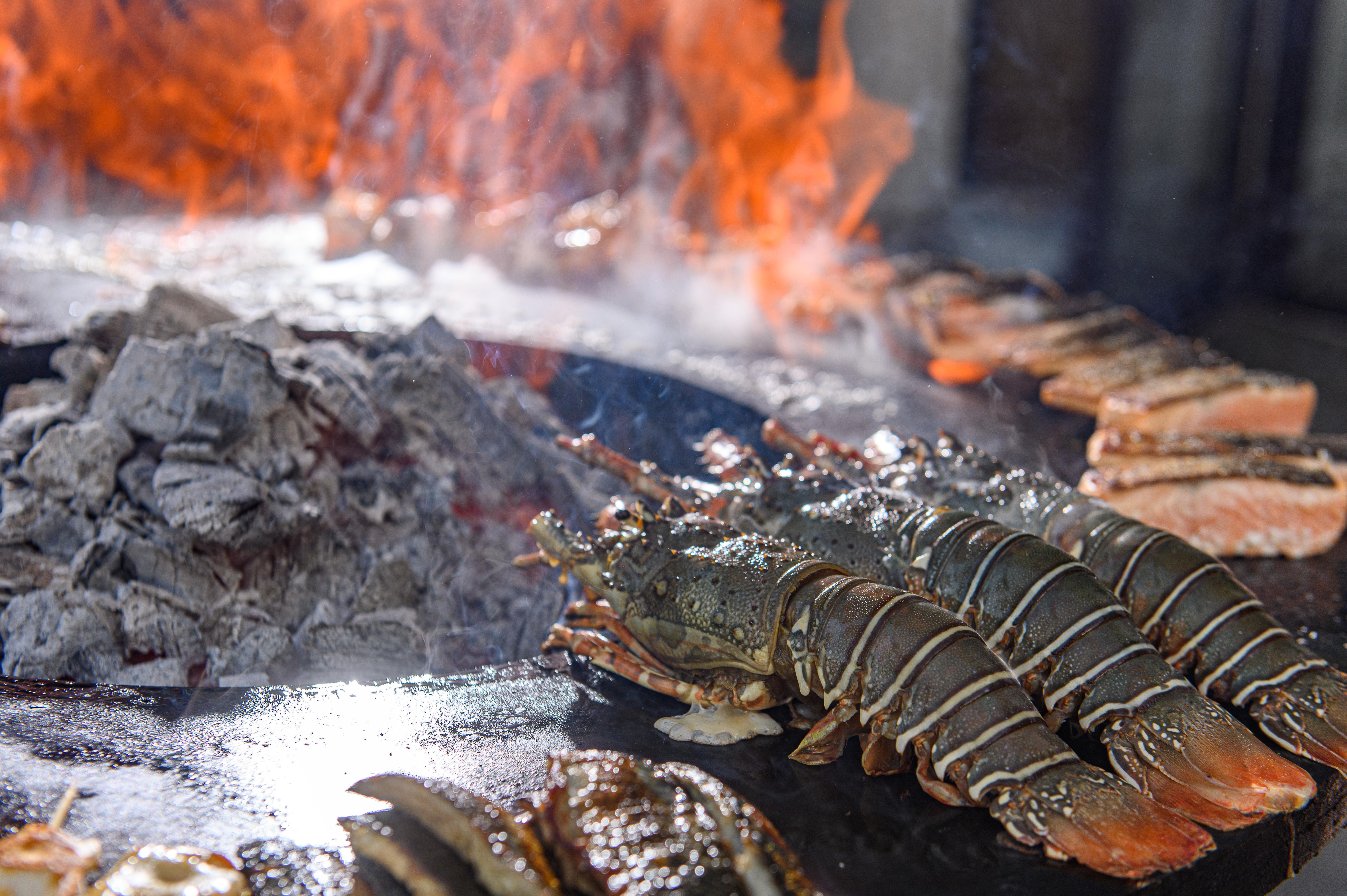 Minos Imperial Luxury Beach Resort & Spa Milatos Dış mekan fotoğraf Lobster being grilled