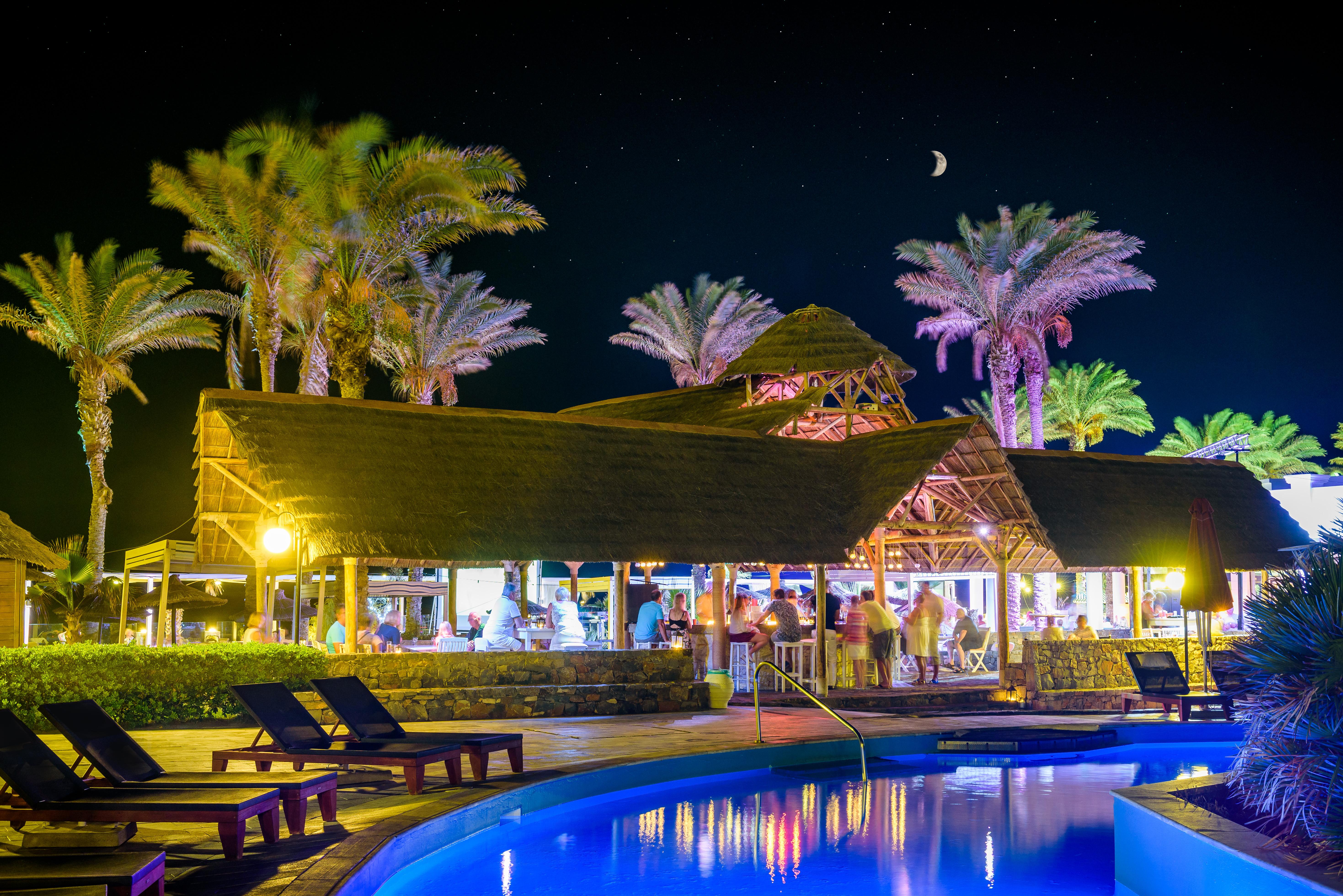 Minos Imperial Luxury Beach Resort & Spa Milatos Konforlar fotoğraf The resort at night