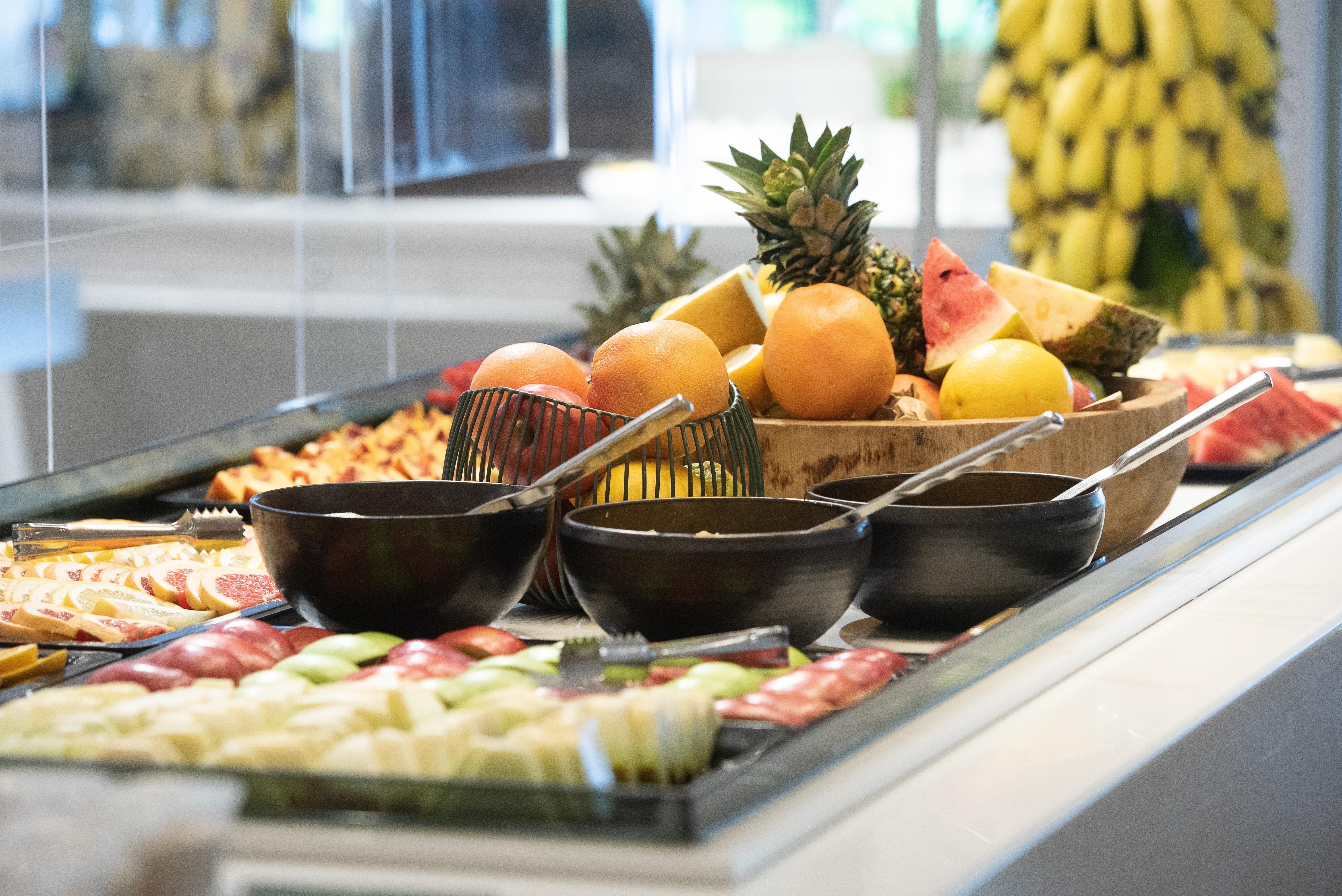 Minos Imperial Luxury Beach Resort & Spa Milatos Dış mekan fotoğraf A buffet with fruit